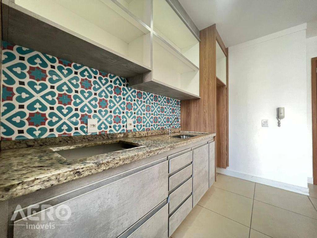 Apartamento para alugar com 2 quartos, 65m² - Foto 13