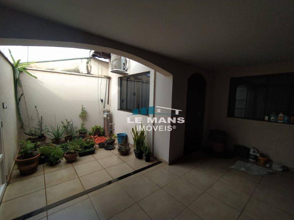 Casa à venda com 3 quartos, 157m² - Foto 2