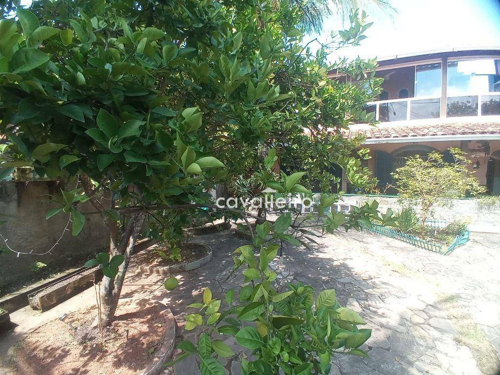 Casa à venda com 5 quartos, 226m² - Foto 3