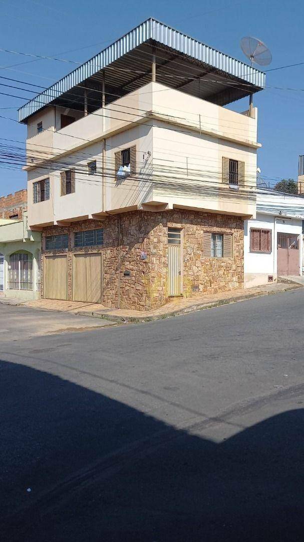 Casa à venda com 3 quartos, 137m² - Foto 1