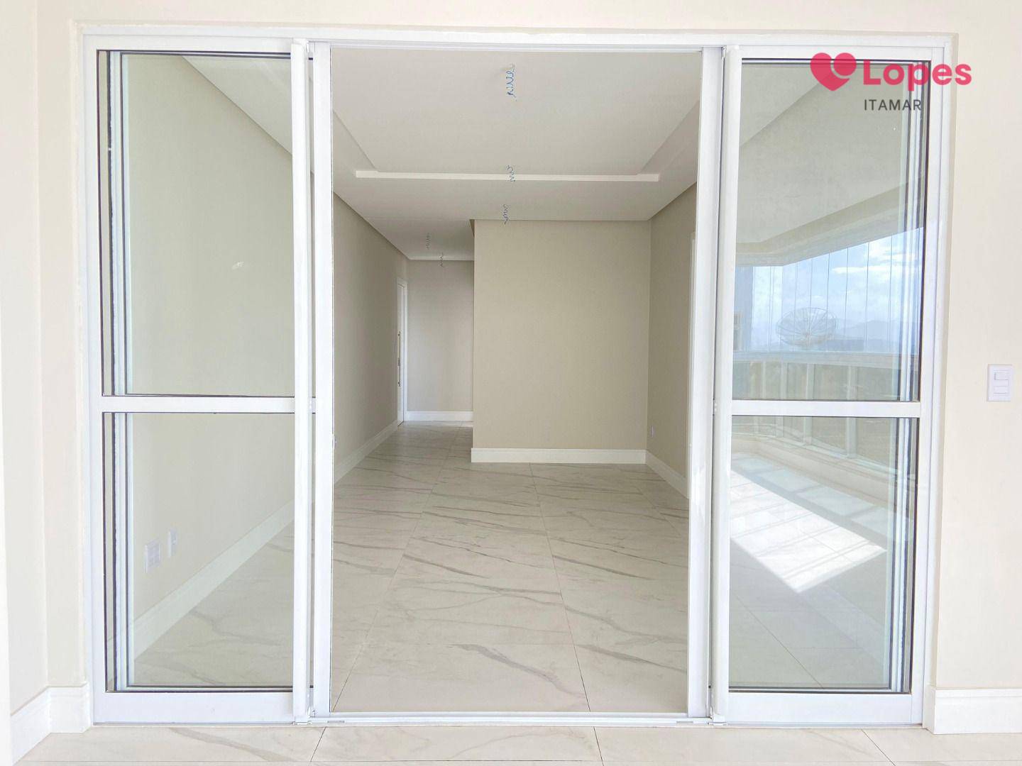 Apartamento à venda com 3 quartos, 115m² - Foto 2