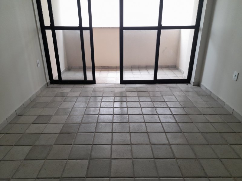 Apartamento à venda com 3 quartos, 81m² - Foto 2