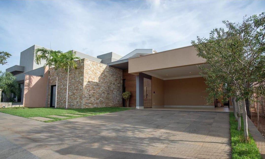 Casa à venda com 3 quartos, 237m² - Foto 1