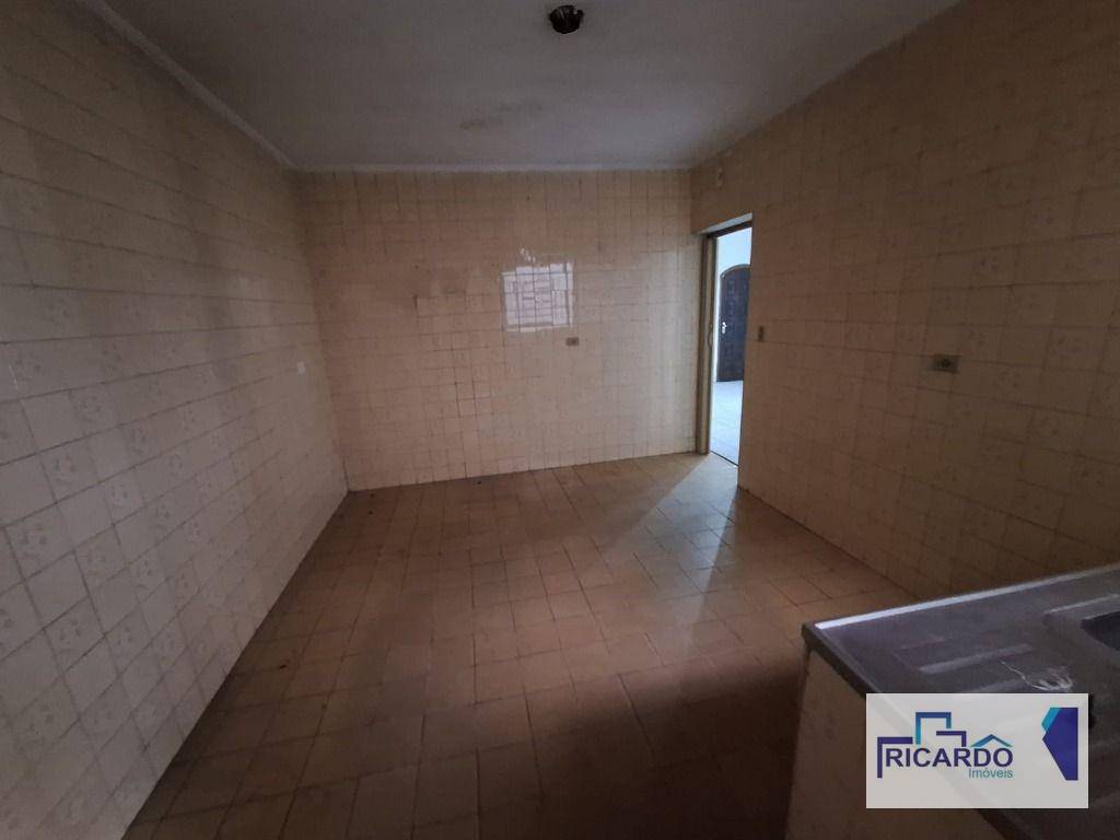 Casa para alugar com 2 quartos, 130m² - Foto 12