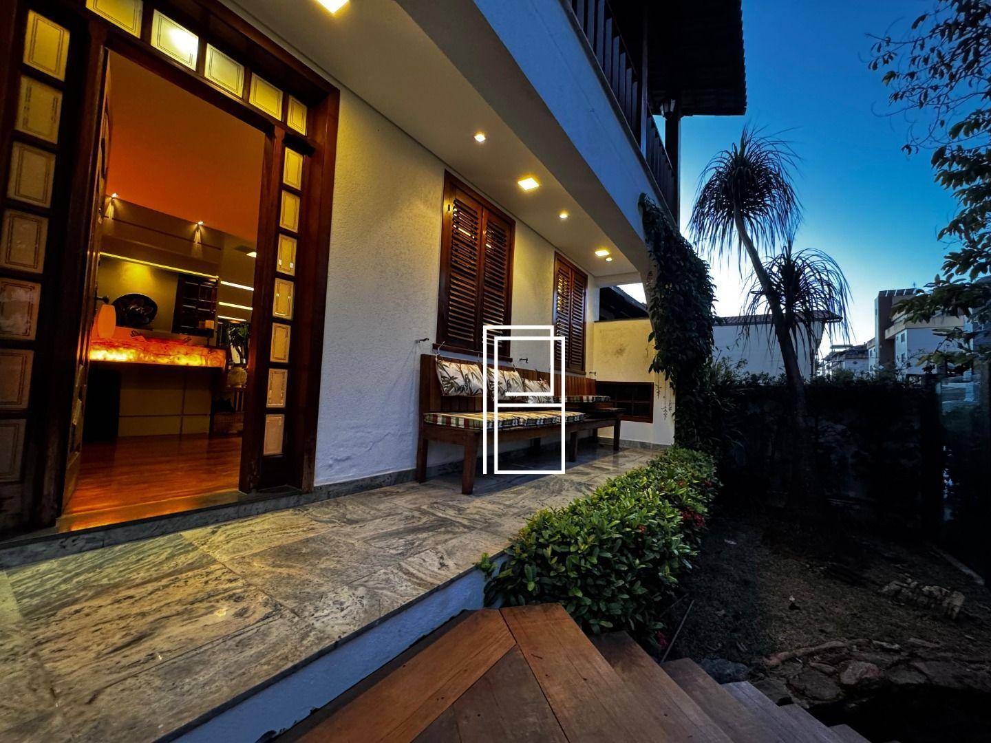Casa à venda com 4 quartos, 300m² - Foto 1