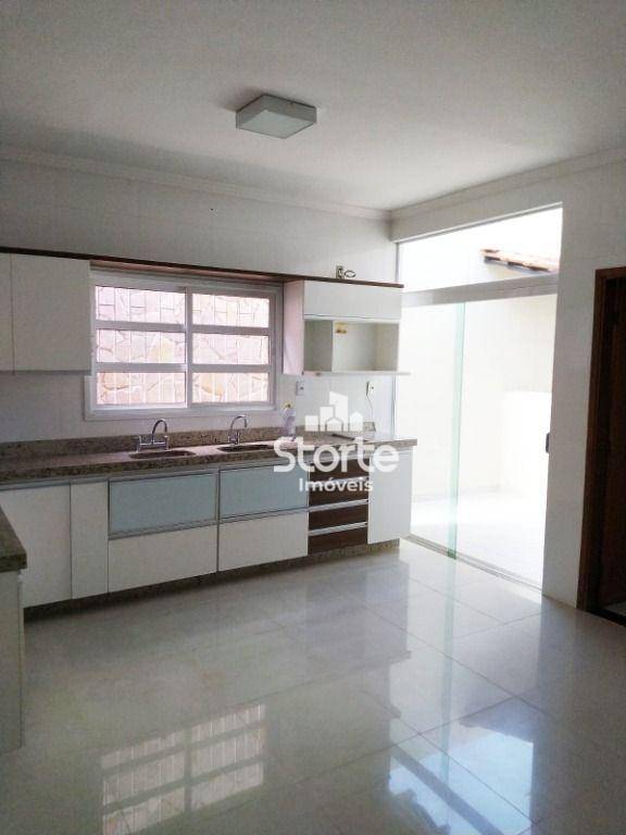 Casa à venda com 3 quartos, 173m² - Foto 2