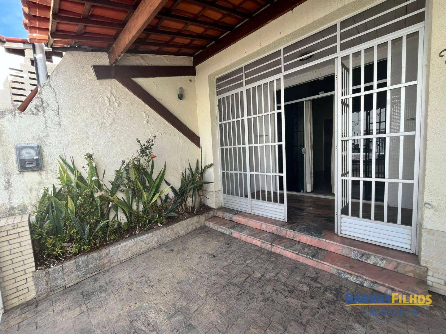 Casa à venda com 2 quartos, 140m² - Foto 2