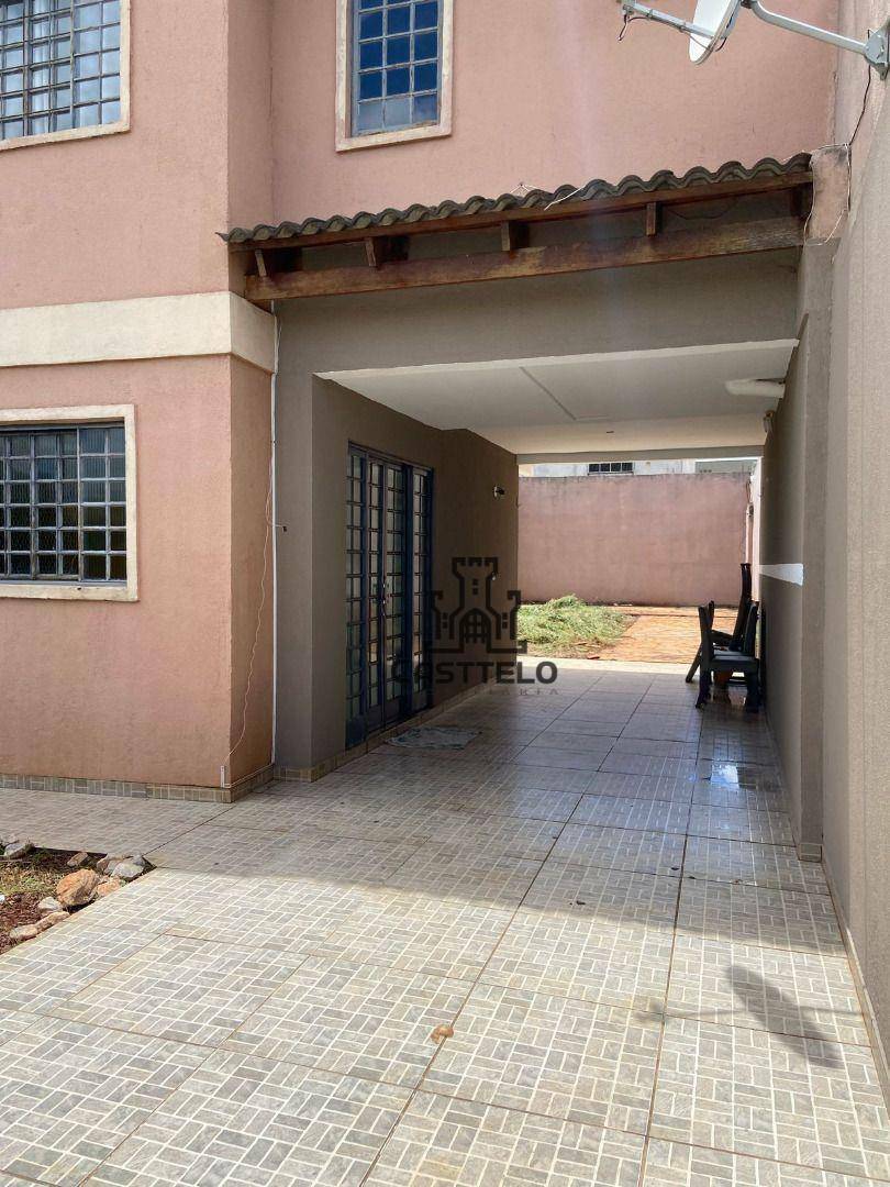 Casa à venda com 3 quartos, 100m² - Foto 2