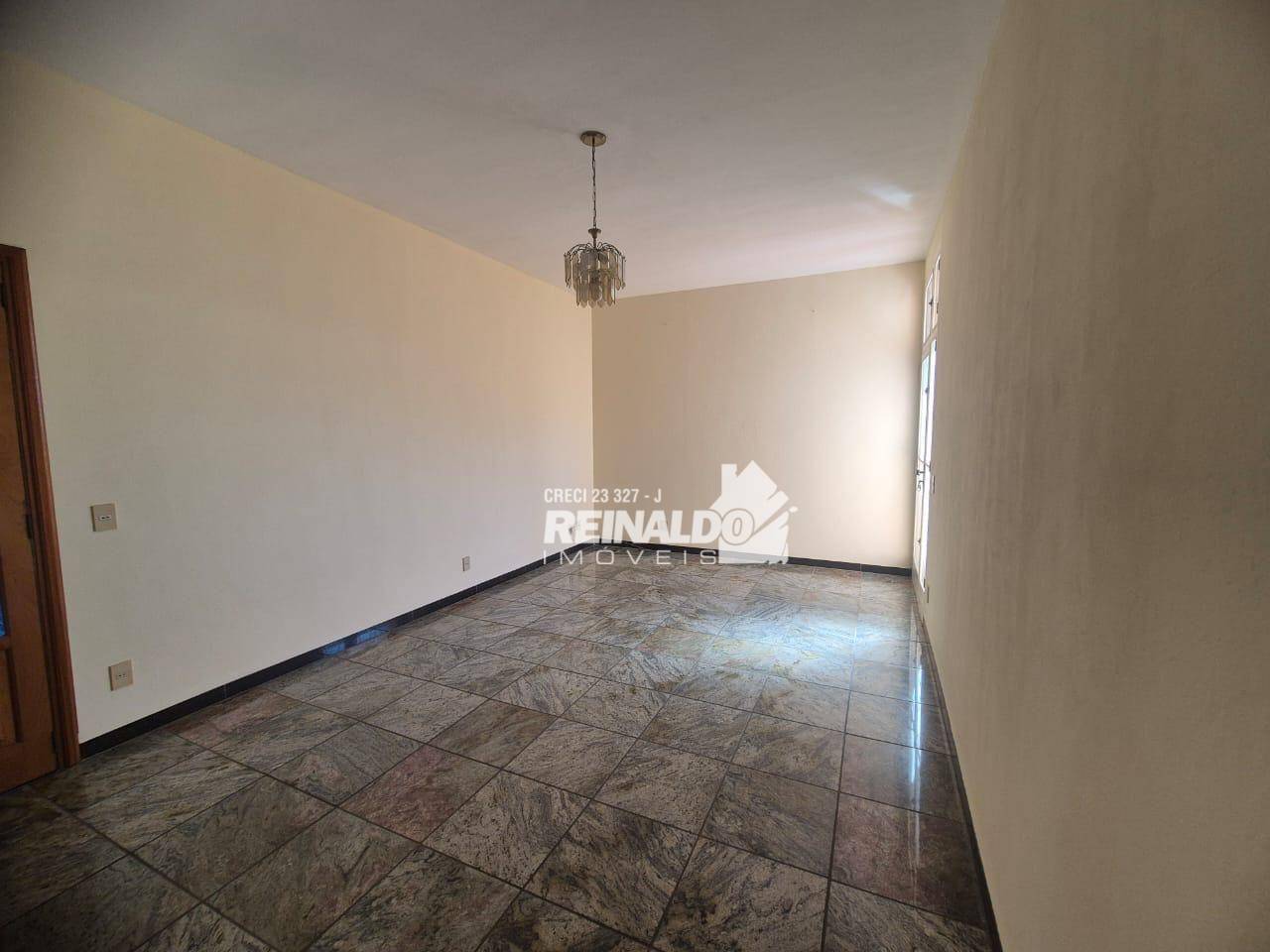 Casa à venda e aluguel com 3 quartos, 250m² - Foto 4