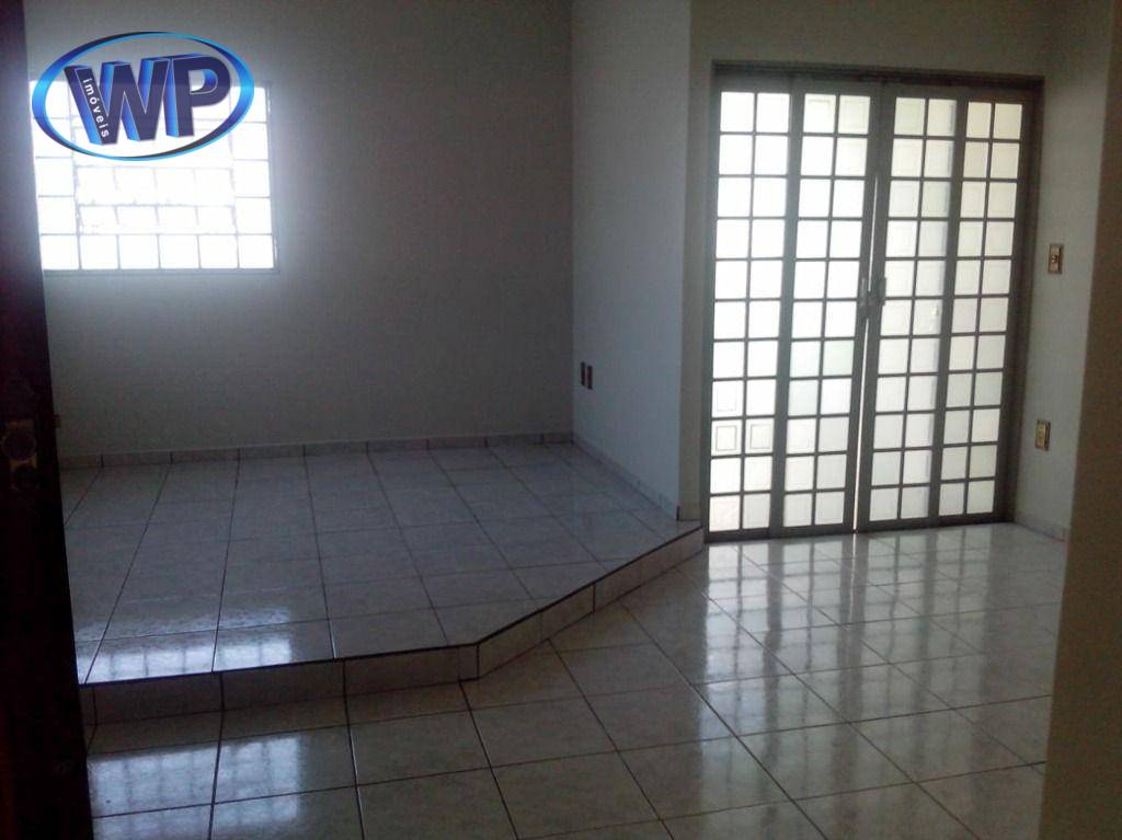 Casa à venda com 3 quartos, 168m² - Foto 1