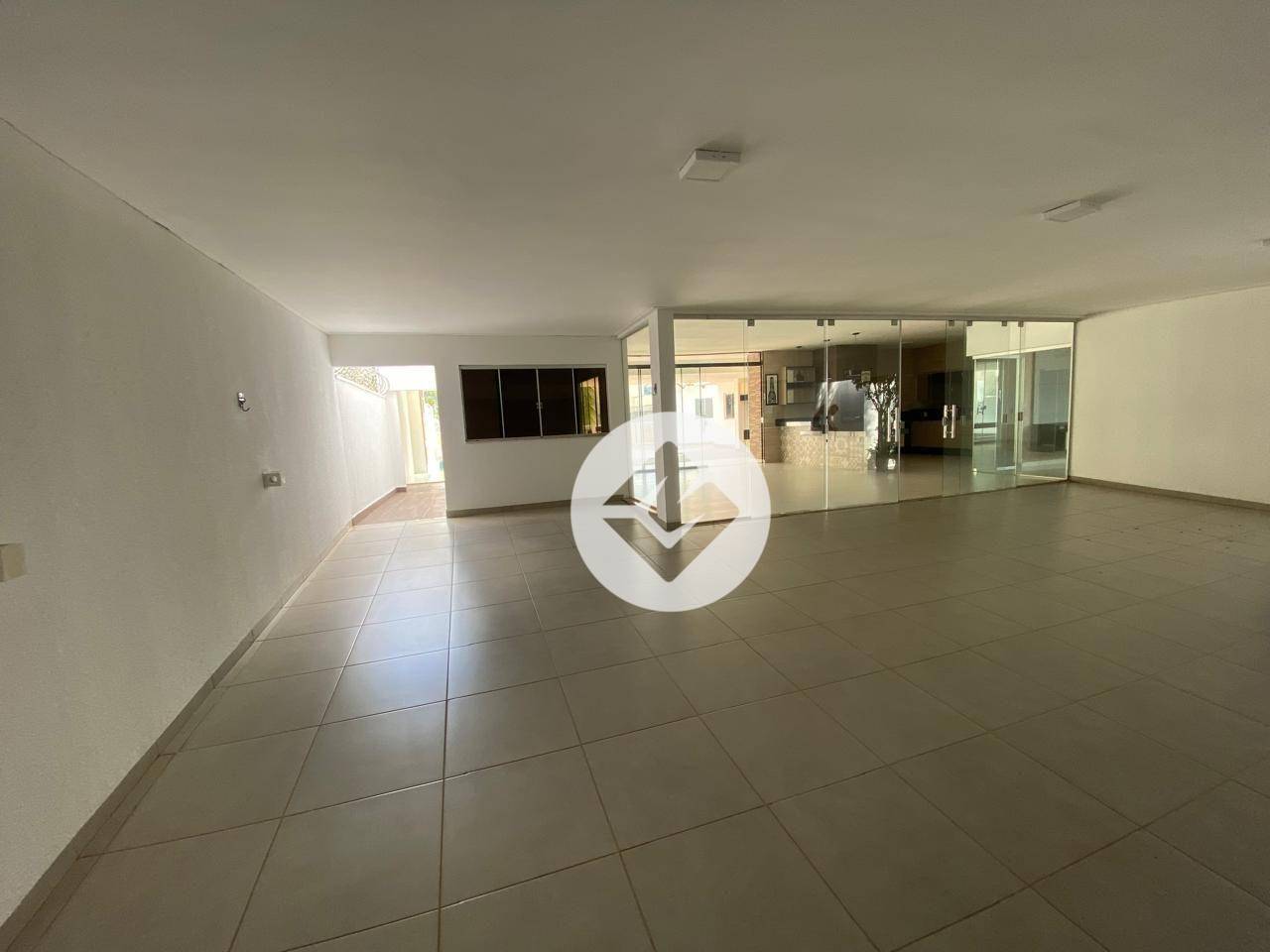 Casa para alugar com 4 quartos, 350m² - Foto 2