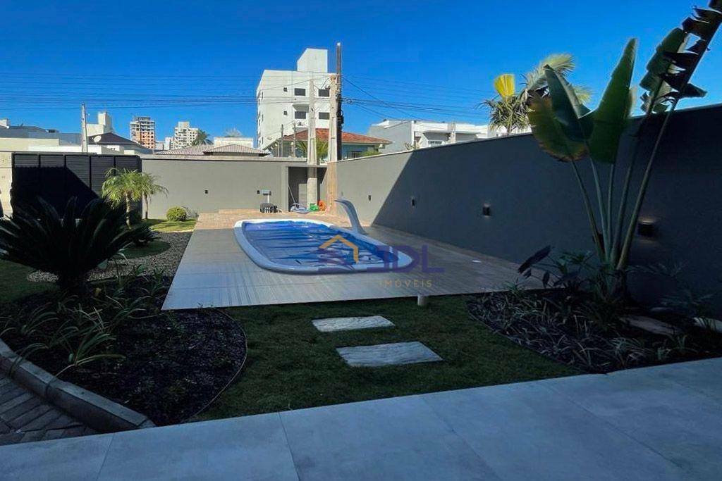 Casa de Condomínio à venda com 3 quartos, 240m² - Foto 2