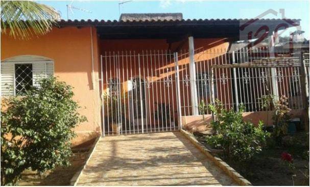 Casa à venda com 2 quartos, 100m² - Foto 1