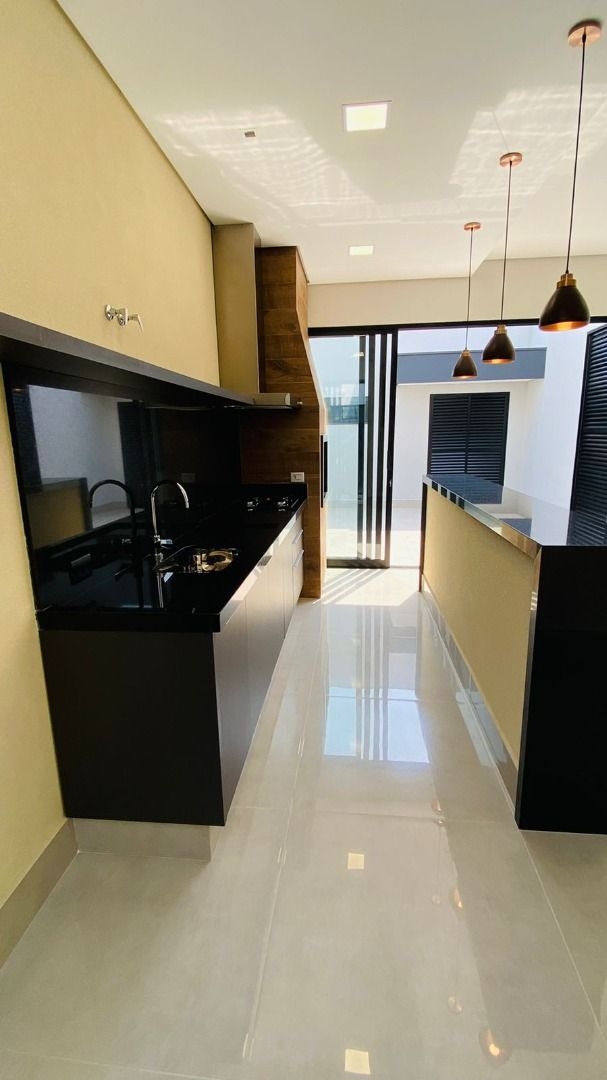 Casa à venda com 3 quartos, 198m² - Foto 1