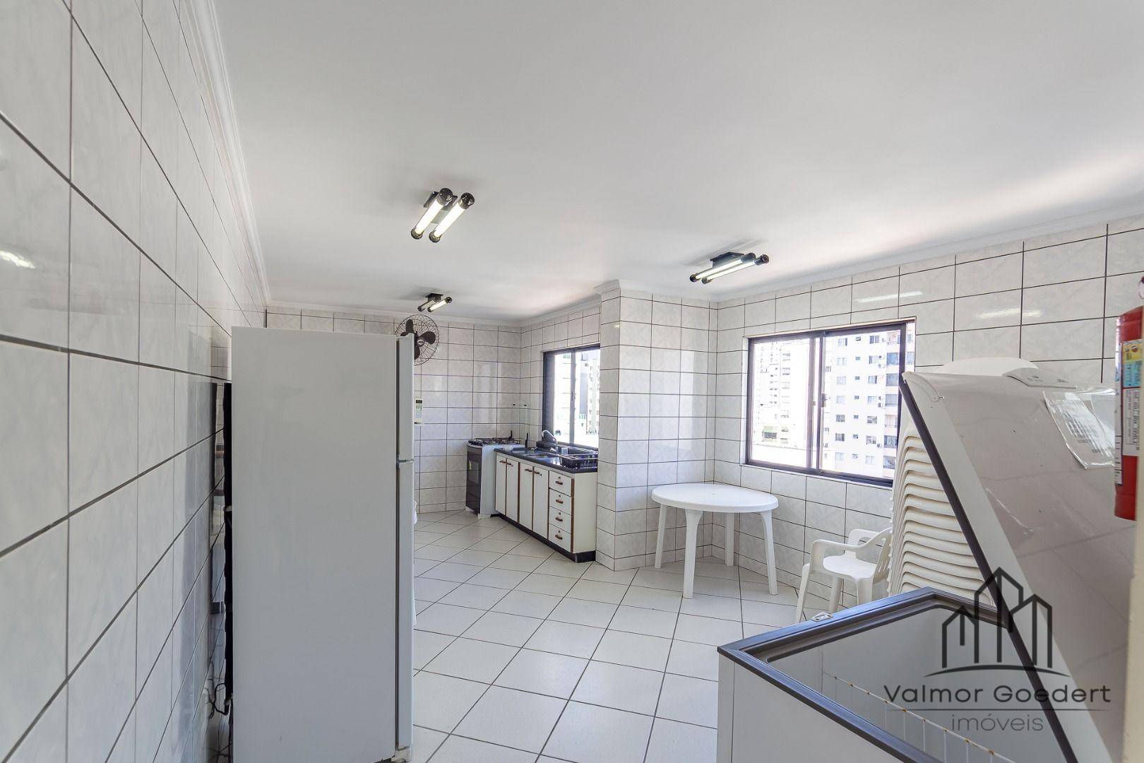 Apartamento à venda com 3 quartos, 216m² - Foto 12