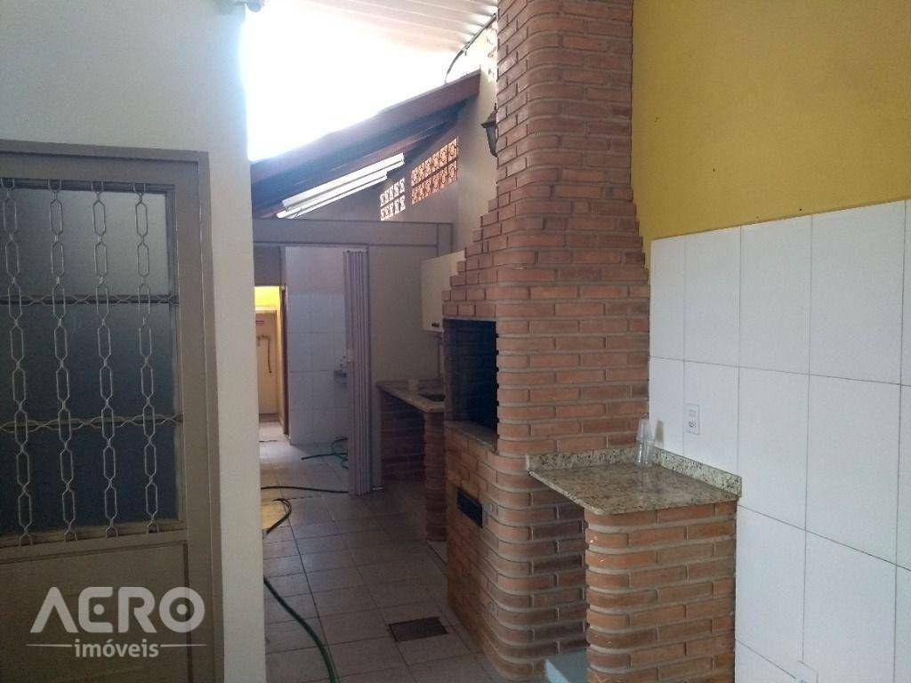 Casa à venda com 3 quartos, 218m² - Foto 4