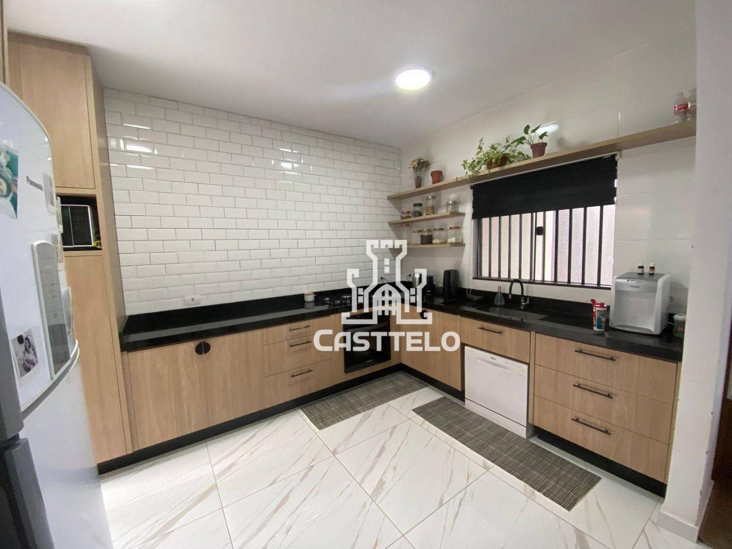 Casa à venda com 3 quartos, 100m² - Foto 4