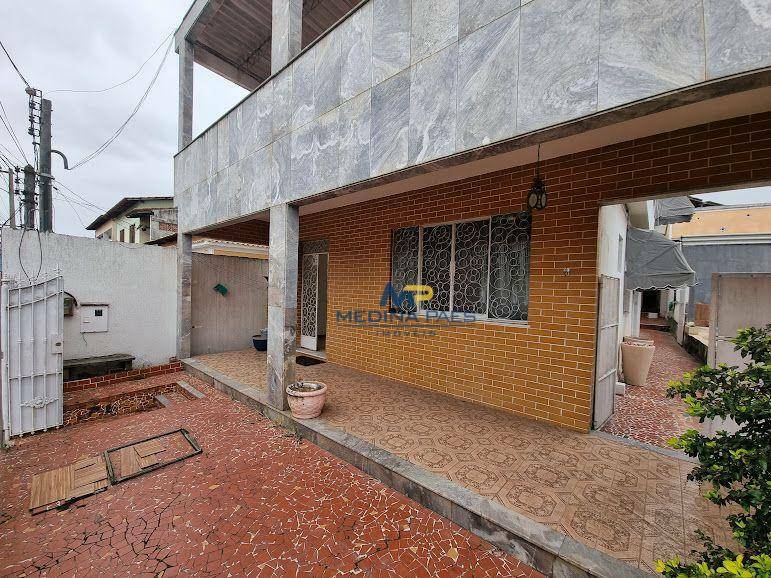 Casa à venda com 4 quartos, 275m² - Foto 1