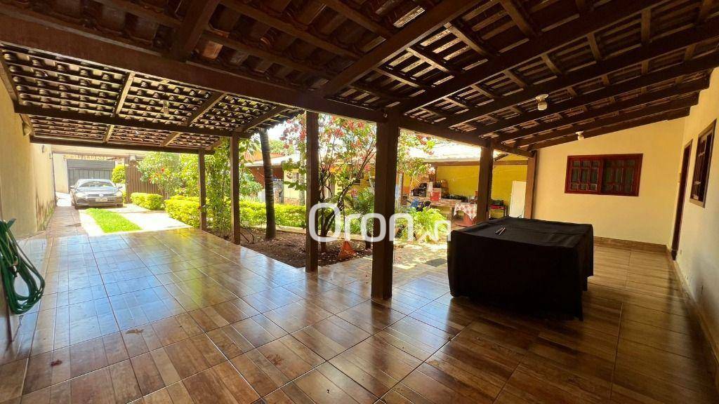 Casa à venda com 4 quartos, 214m² - Foto 2