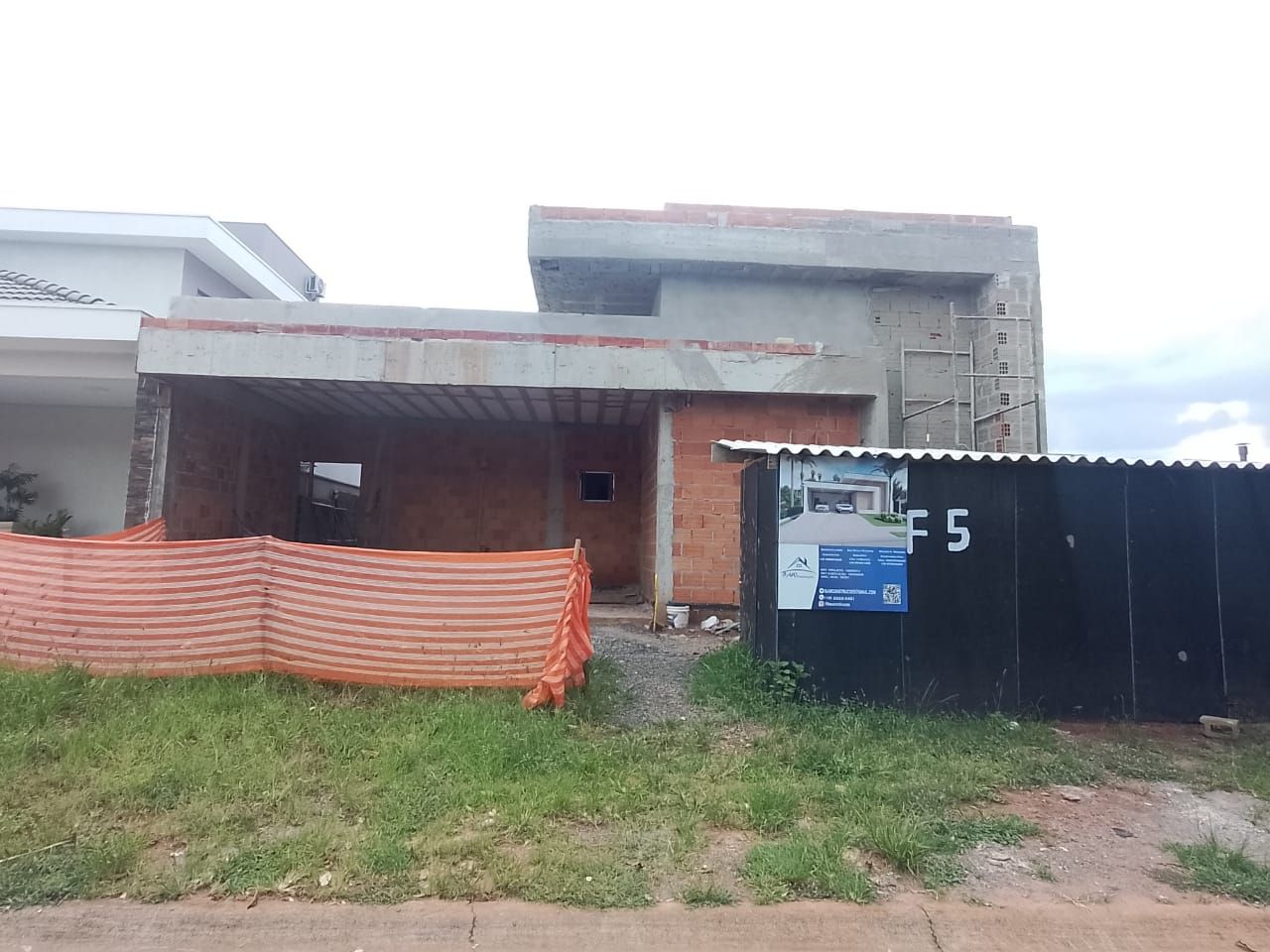 Casa de Condomínio à venda com 3 quartos, 239m² - Foto 1