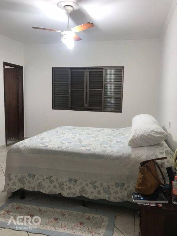 Casa à venda com 3 quartos, 200m² - Foto 2