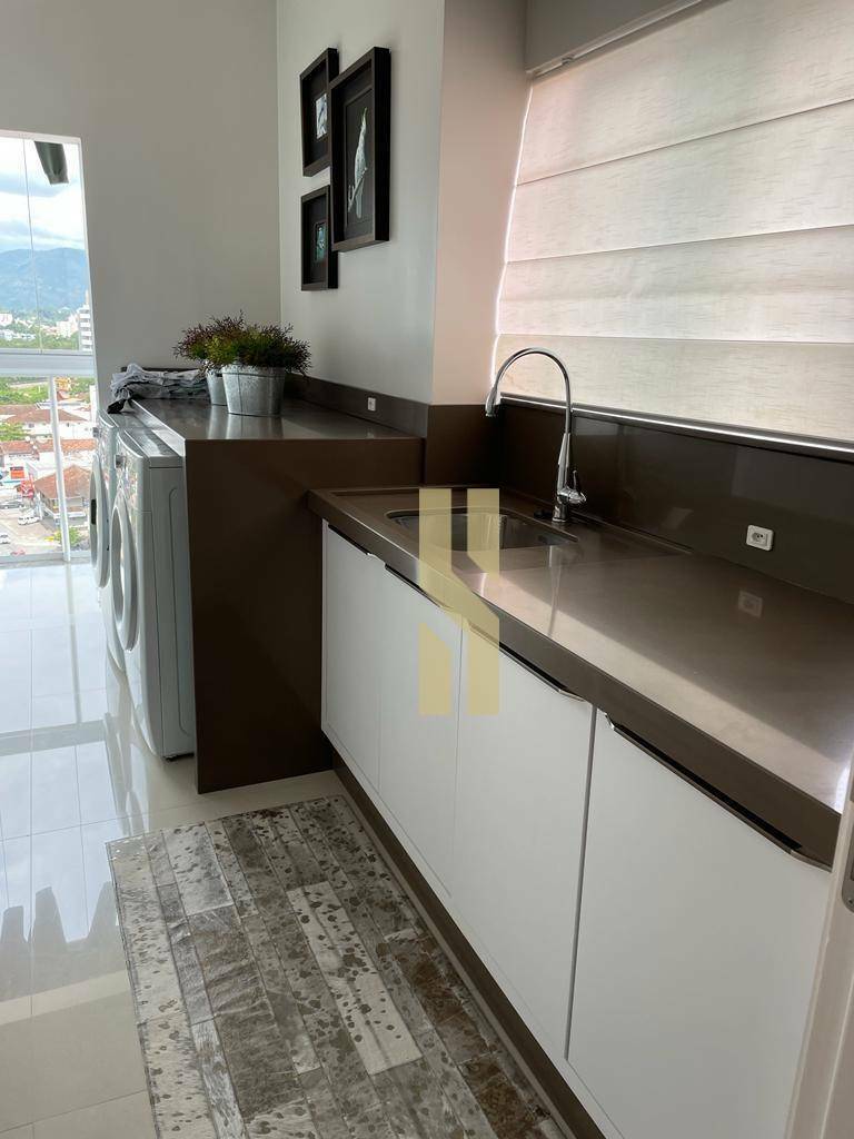Apartamento à venda com 3 quartos, 240m² - Foto 3