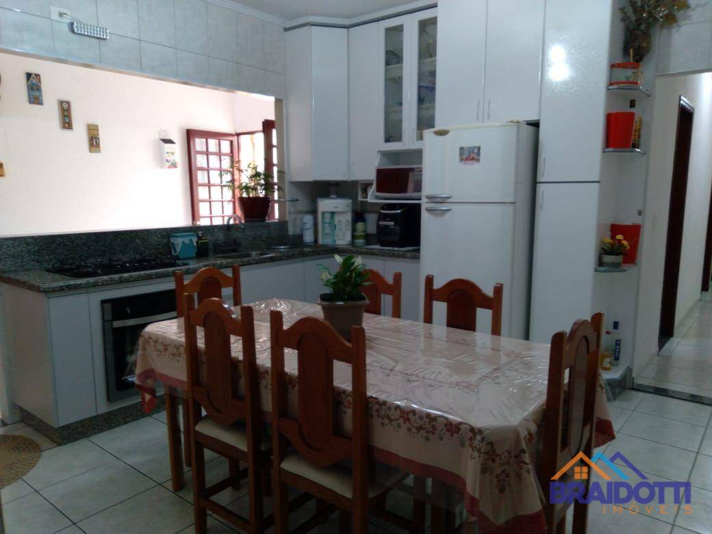 Casa à venda com 3 quartos, 130m² - Foto 2