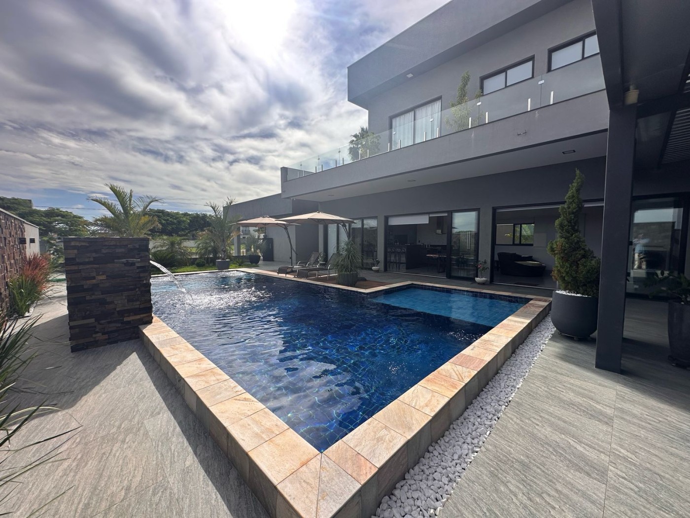Casa à venda com 3 quartos, 335m² - Foto 1