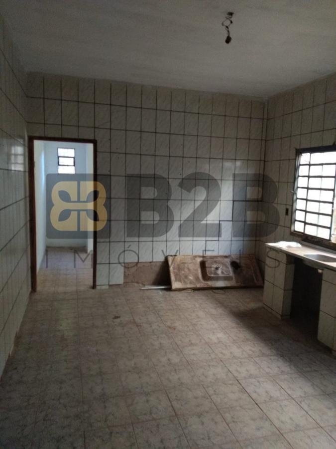 Casa à venda com 2 quartos, 125m² - Foto 2