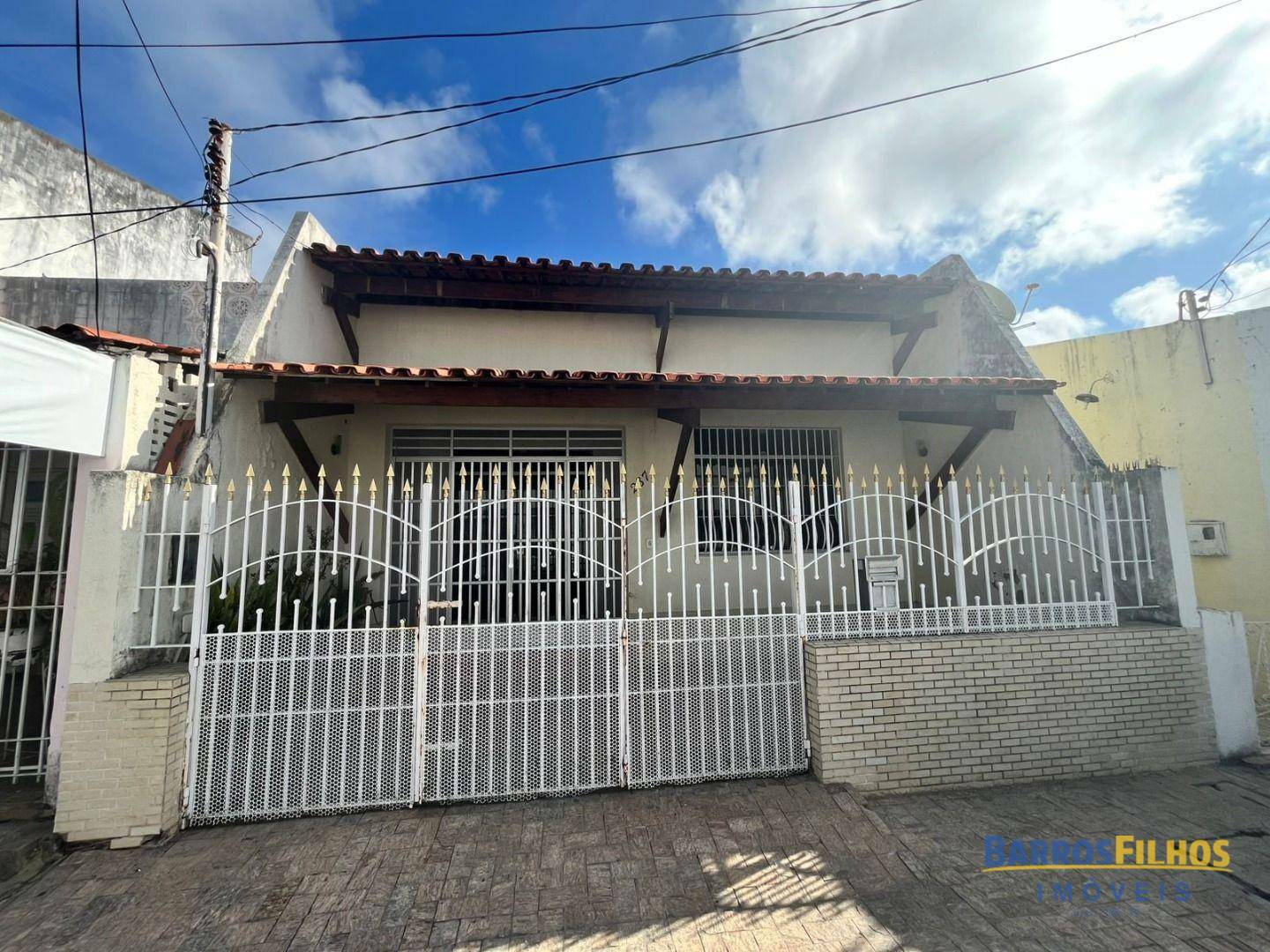 Casa à venda com 2 quartos, 140m² - Foto 1