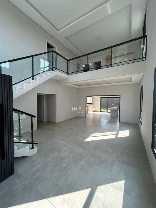 Casa à venda com 4 quartos, 256m² - Foto 1