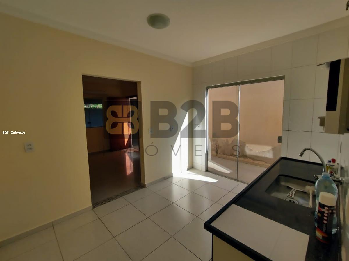 Casa à venda com 3 quartos, 127m² - Foto 1