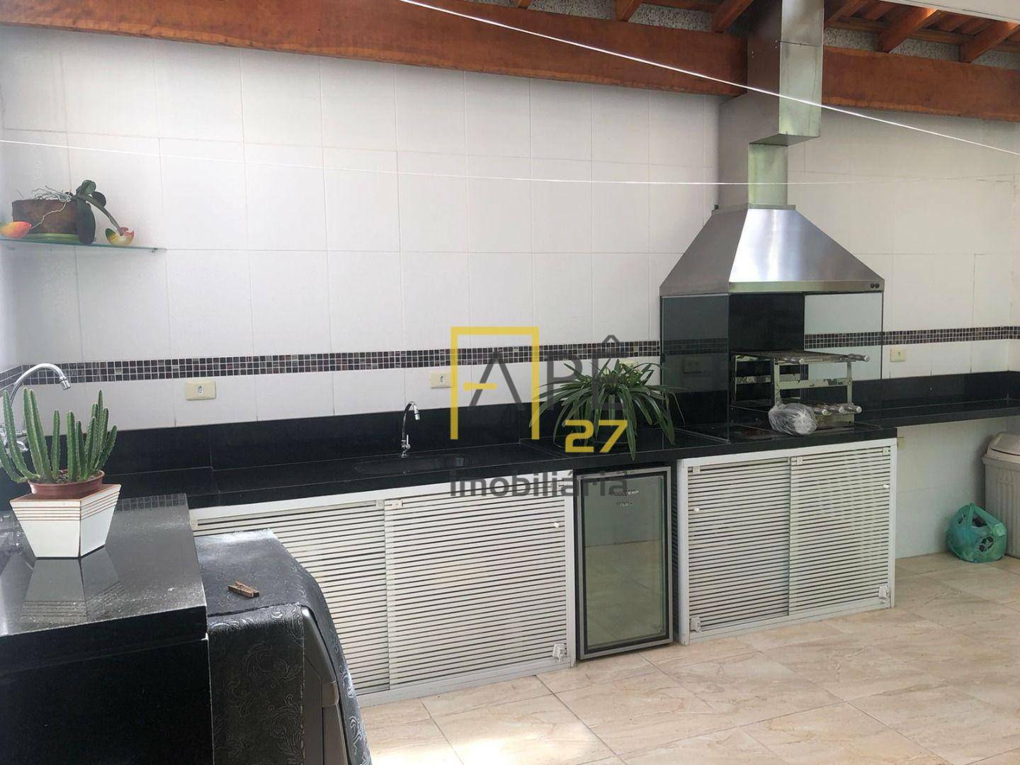 Sobrado à venda com 3 quartos, 220m² - Foto 1