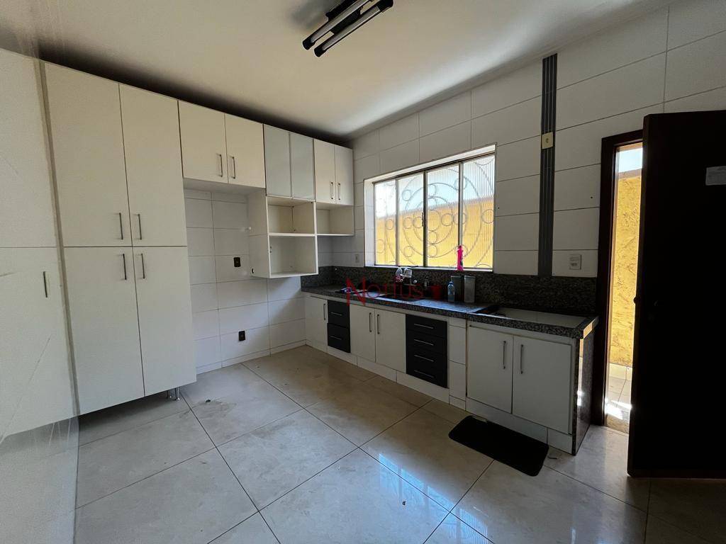 Casa à venda com 3 quartos, 300m² - Foto 2