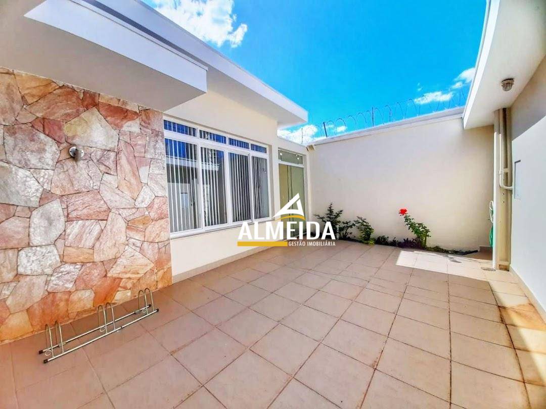 Casa, 4 quartos, 218 m² - Foto 1