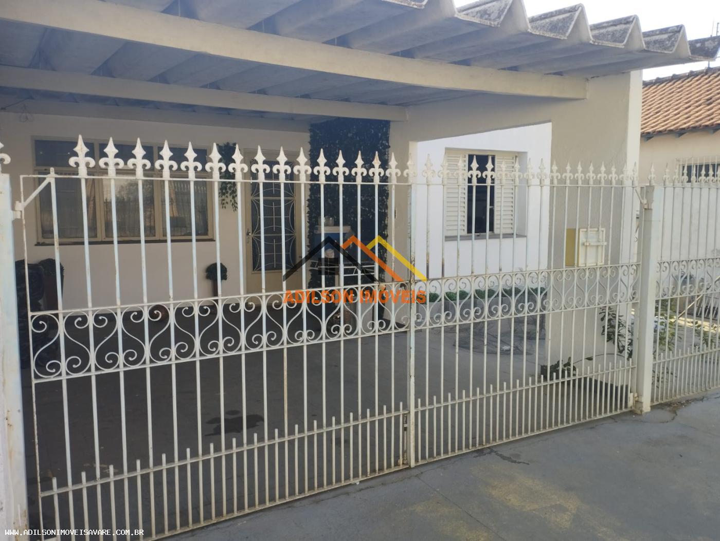 Casa à venda com 3 quartos, 225m² - Foto 1