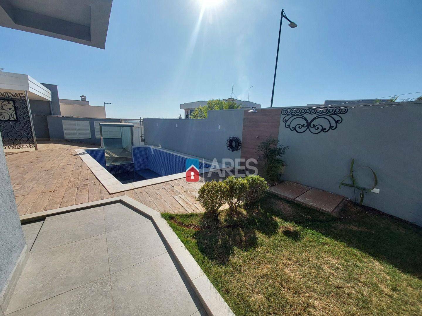 Casa de Condomínio para alugar com 3 quartos, 230m² - Foto 2