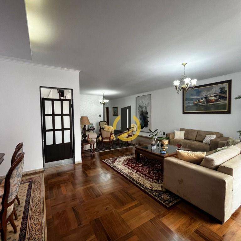 Apartamento à venda com 3 quartos, 240m² - Foto 1