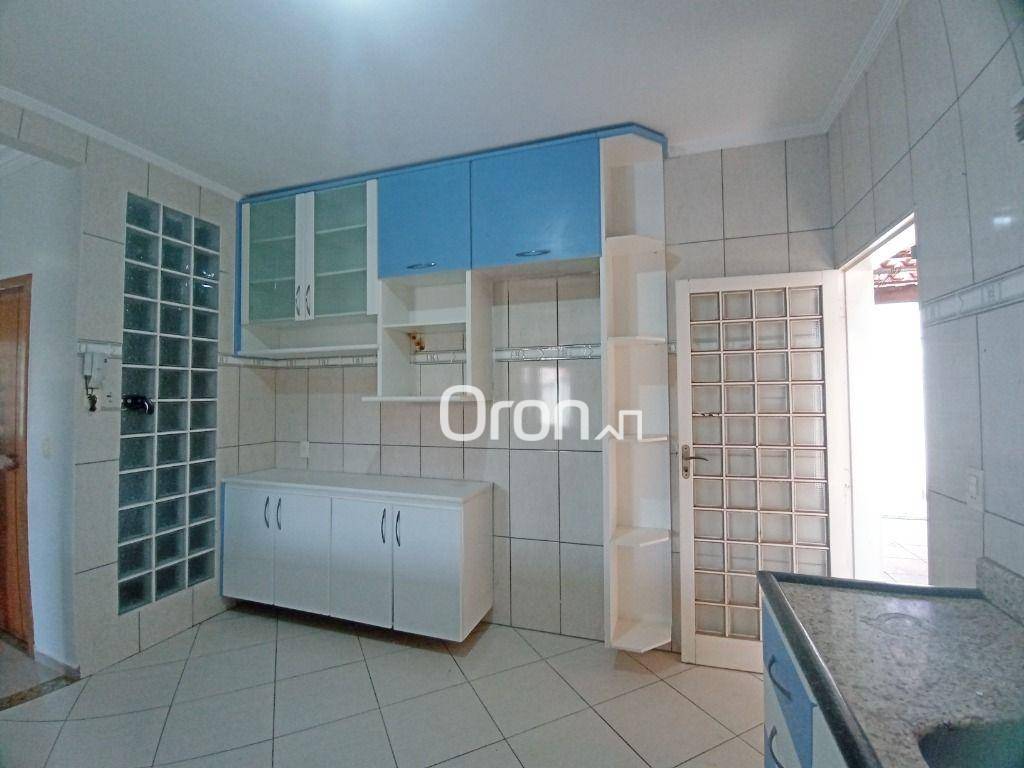 Casa à venda com 3 quartos, 245m² - Foto 4