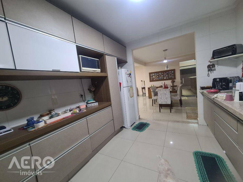 Casa à venda com 3 quartos, 210m² - Foto 4