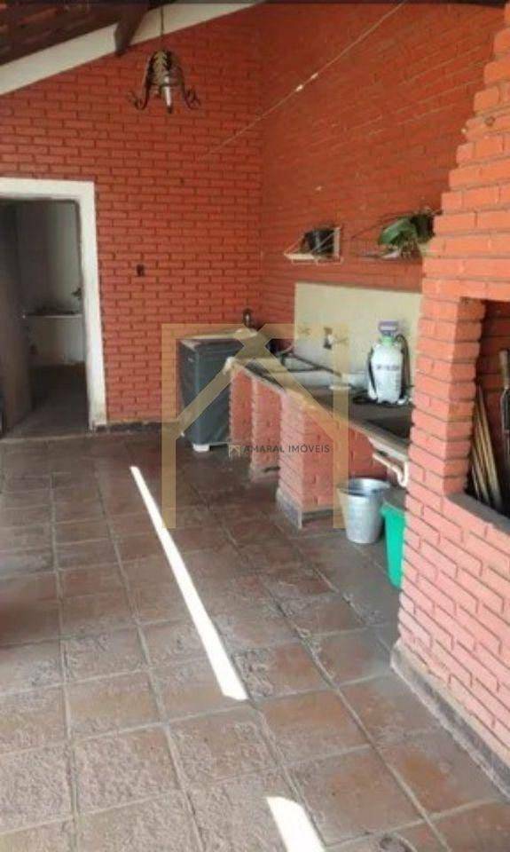 Casa à venda com 5 quartos, 210m² - Foto 2