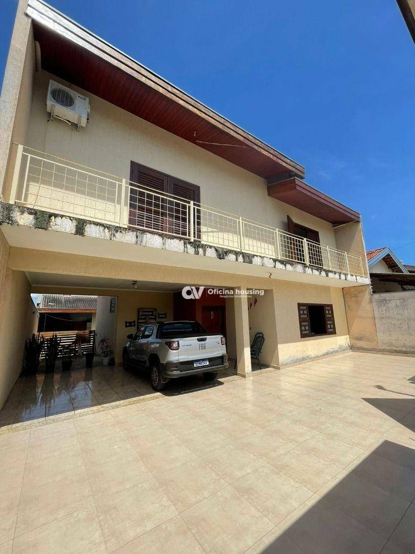 Sobrado à venda com 4 quartos, 218m² - Foto 1