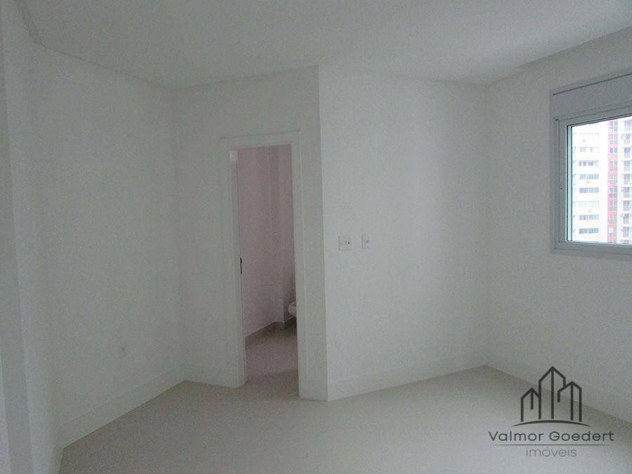 Apartamento à venda com 3 quartos, 128m² - Foto 7