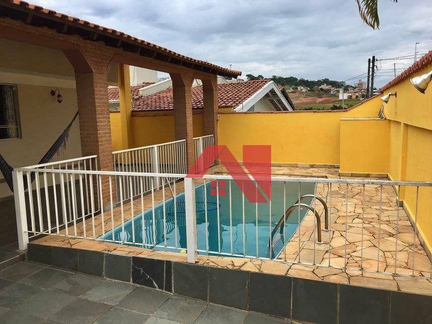 Casa à venda com 3 quartos, 235m² - Foto 1