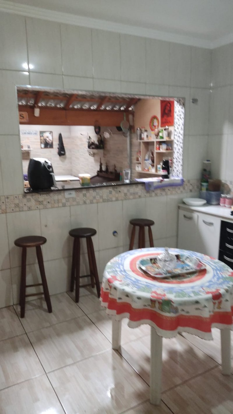 Casa à venda com 2 quartos, 75m² - Foto 1