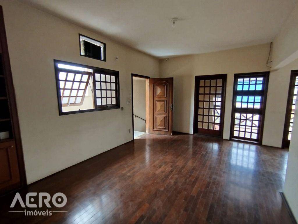 Casa, 4 quartos, 220 m² - Foto 4