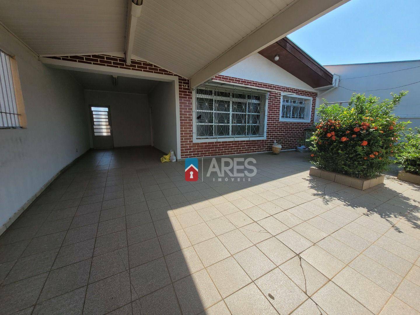 Casa à venda com 3 quartos, 141m² - Foto 1