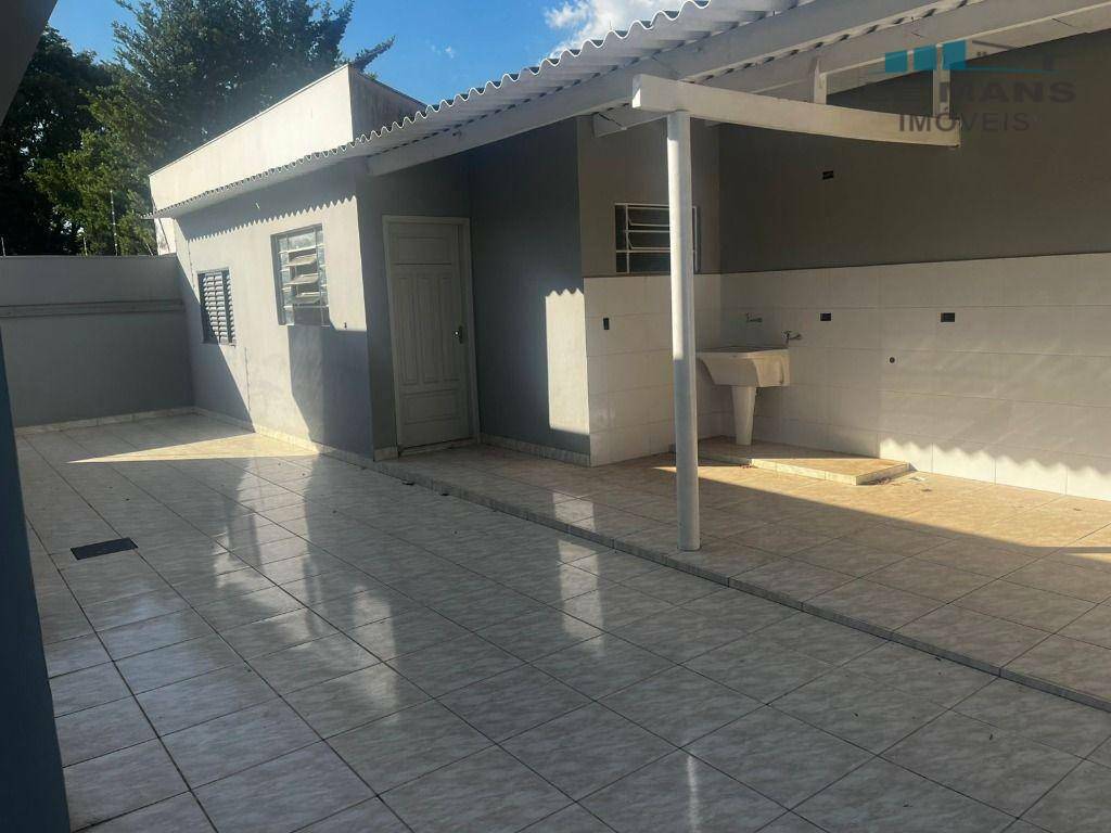 Casa para alugar com 3 quartos, 191m² - Foto 1