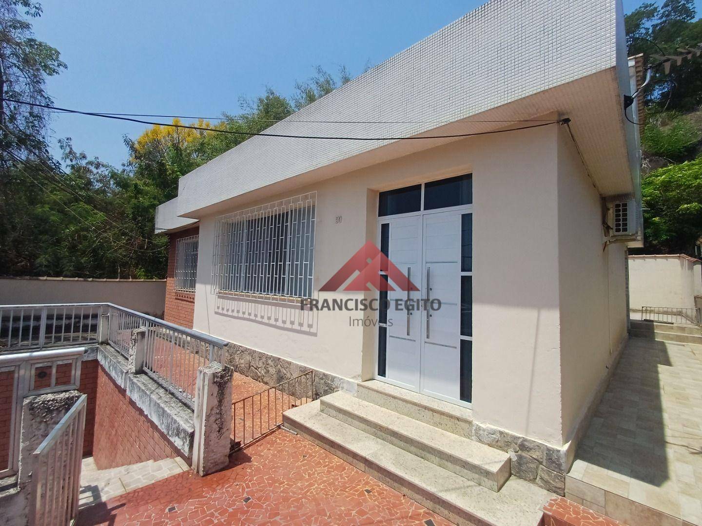 Casa à venda com 4 quartos, 108m² - Foto 1