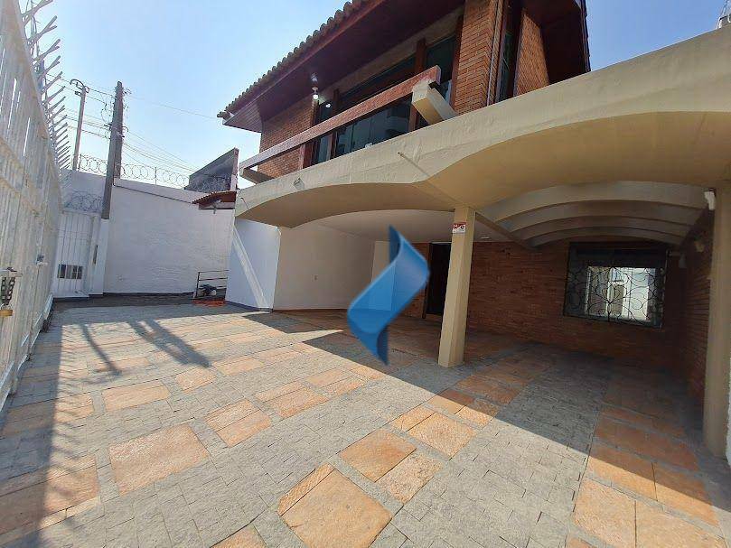 Casa para alugar com 3 quartos, 218m² - Foto 1